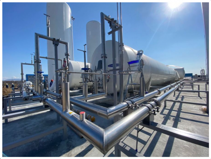 В гелиевом центре идет монтаж криогенных трубопроводов системы хранения и выдачи сжиженных газов